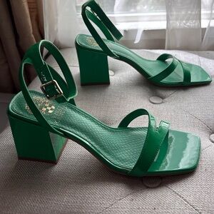 New Vince Camuto shiny green ankle strap square block heels size 8.5